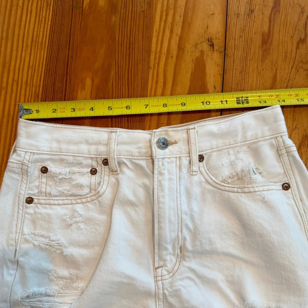 American Eagle White Distressed High Waisted Denim‎ Shorts Size 4 Raw Hem